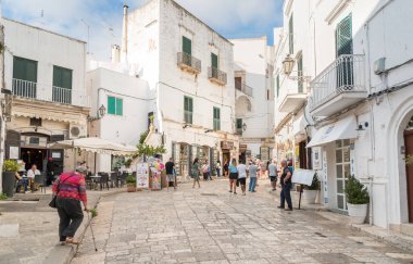 Ostuni, Puglia, İtalya - 5 Ekim 2023: Antik Ostuni kentinde karakteristik dükkanlara sahip tarihi merkez.