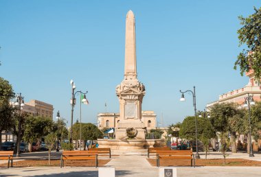 Gelibolu, Puglia, İtalya - 7 Ekim 2023: Gelibolu 'daki Anavatan için Düşen Obelisk.