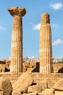 İtalya 'nın Sicilya, Agrigento kentindeki Tapınak Vadisi' nde bulunan Herkül Tapınağı 'nın (Ercole) sütunları.