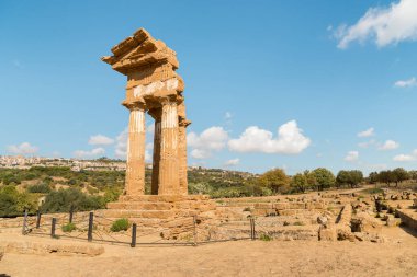 İtalya 'nın Sicilya, Agrigento kentindeki Tapınak Vadisi' nde bulunan Castor ve Pollux Tapınağı 'nın yeniden birleştirilmiş kalıntıları.