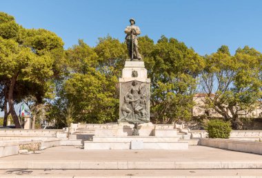 Augusta, Syracuse, Doğu Sicilya 'daki halk bahçelerinde düşen tüm savaşların anıtı..