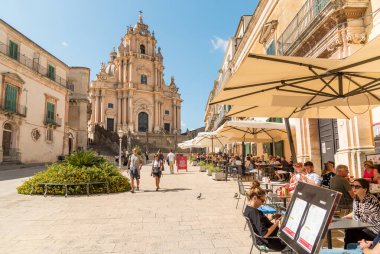 Ragusa, Sicilya, İtalya - 7 Ekim 2024: Ragusa İbla 'nın tarihi merkezinde Aziz Georges Katedrali ile Duomo Meydanı.