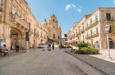 Ragusa, Sicilya, İtalya - 7 Ekim 2024: Ragusa İbla 'nın tarihi merkezinde Aziz Georges Katedrali ile Duomo Meydanı.