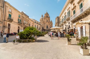 Ragusa, Sicilya, İtalya - 7 Ekim 2024: Ragusa İbla 'nın tarihi merkezinde Aziz Georges Katedrali ile Duomo Meydanı.