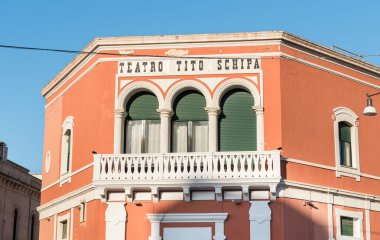 Gelibolu, Puglia, İtalya - 7 Ekim 2023: Gelibolu 'nun merkezinde bulunan Tito Schipa Sineması Cephesi.
