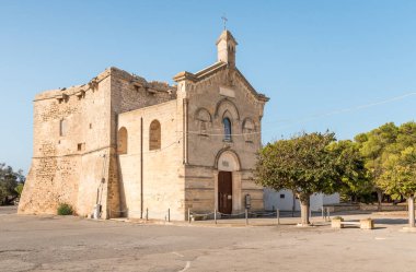 Bevagna 'daki San Pietro Kilisesi, İtalya' nın Taranto ilindeki Bevagna köyünde San Pietro 'nun merkezinde bulunan ortaçağ kulesiyle.