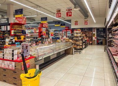 Cunardo, Lombardy, İtalya - 11 Aralık 2024: Tigros süpermarketinin içi.