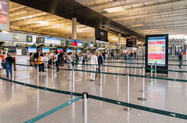 Catania, Sicilya, İtalya - 10 Ekim 2024: Sicilya 'daki Catania-Fontanarossa Uluslararası Havalimanı' nın kalkış terminali.