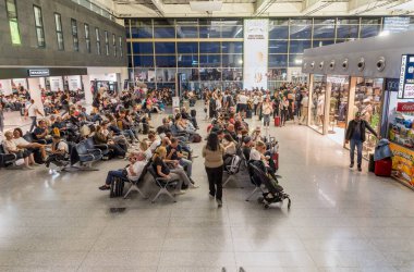 Catania, Sicilya, İtalya - 10 Ekim 2024: Sicilya 'daki Catania-Fontanarossa Uluslararası Havalimanı içindeki kalkış terminali.