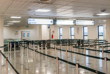 Catania, Sicilya, İtalya - 10 Ekim 2024: Kalkış terminali ve Catania-Fontanarossa Uluslararası Havalimanı içindeki VIP odası.