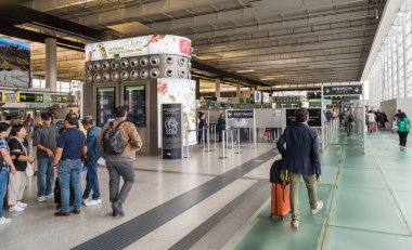 Catania, Sicilya, İtalya - 10 Ekim 2024: Sicilya 'daki Catania-Fontanarossa Uluslararası Havalimanı' nın kalkış terminali.