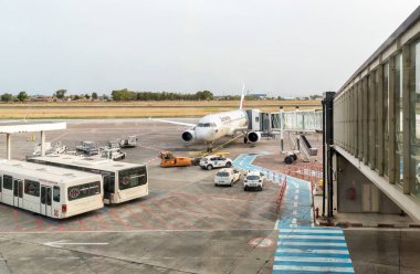 Catania, Sicilya, İtalya - 10 Ekim 2024: Eurowings Aircraft kalkışa hazırlanıyor Catania-Fontanarossa Uluslararası Havaalanı.