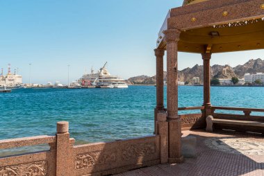 Mutrah, Muscat, Umman - 10 Şubat 2020: Umman Sultanı 'nın sahip olduğu Al Said lüks yatının görüntüsü, Mutrah' taki Sultan Qaboos Limanı 'na demirledi..