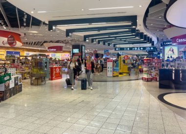 Ferno, Milan-Malpensa, İtalya - 3 Ekim 2023: Vergisiz alışveriş alanı Milan Malpensa Uluslararası Havaalanı 'nın 1..