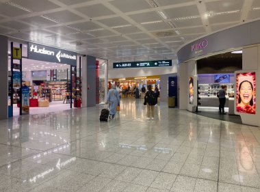 Ferno, Milan-Malpensa, İtalya - 3 Ekim 2023: Vergisiz alışveriş alanı Milan Malpensa Uluslararası Havaalanı 'nın 1..