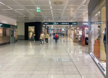 Ferno, Milan-Malpensa, İtalya - 3 Ekim 2023: Vergisiz alışveriş alanı Milan Malpensa Uluslararası Havaalanı 'nın 1..