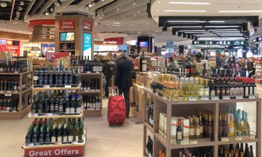 Ferno, Milan-Malpensa, İtalya - 3 Ekim 2023: Vergisiz alışveriş alanı Milan Malpensa Uluslararası Havaalanı 'nın 1..