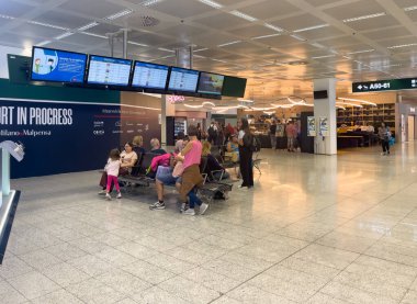 Ferno, Milan-Malpensa, İtalya - 3 Ekim 2023: Milan Malpensa Uluslararası Havaalanı 'nın 1 numaralı terminali içinde kalkış terminali.