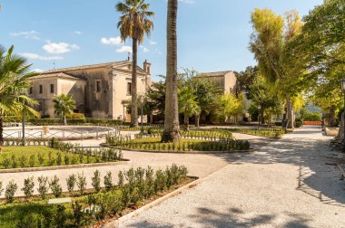 Ragusa Ibla, Sicilya, İtalya 'daki Capuchin Kilisesi ile Antik Ibleo Bahçesi manzarası