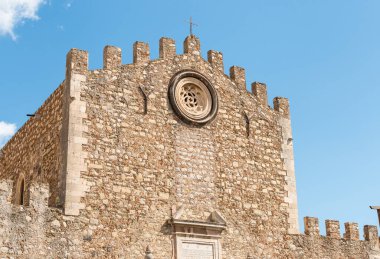 San Nicolo di Bari Bazilika Katedrali 'nin kubbesi, Messina eyaletinin Taormina Duomo Meydanı' nda yer almaktadır..