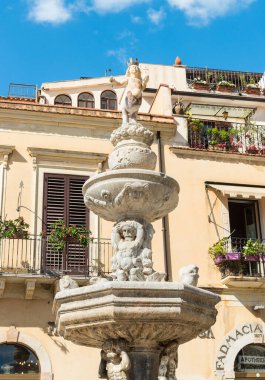 Taormina, Sicilya, İtalya - 29 Eylül 2024: Messina eyaletinin tarihi merkezi Taormina 'daki Piazza Duomo' da bulunan Duomo Çeşmesi.
