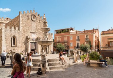 Taormina, Sicilya, İtalya - 29 Eylül 2024: Önünde çeşme bulunan San Nicolo di Bari Bazilika Katedrali, Taormina 'nın Piazza Duomo şehrinde yer almaktadır..
