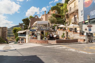 Taormina, Sicilya, İtalya - 29 Eylül 2024: Taormina 'nın güney tarafındaki şehir caddesi, Messina ili.