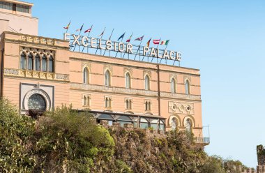 Taormina, Sicilya, İtalya - 29 Eylül 2024: Taormina 'nın merkezinde bulunan tarihi Excelsior Palace Hotel manzarası.