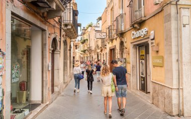 Taormina, Sicilya, İtalya - 29 Eylül 2024: Turistler Messina eyaletinin tarihi Taormina merkezini ziyaret ediyorlar.