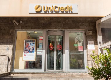 Taormina, Sicilya, İtalya - 29 Eylül 2024: Messina eyaletinin tarihi merkezi Taormina 'daki Unicredit Bank' ın girişi.