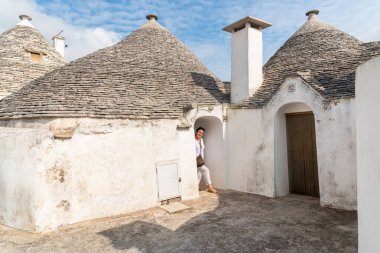 Güney Puglia, İtalya 'daki antik Alberobello köyünün tipik kireçtaşı evleri.