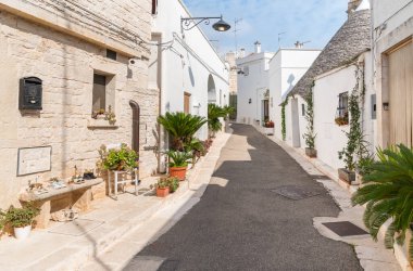 İtalya 'nın Puglia eyaletinin Bari ilçesine bağlı Alberobello antik köyünde bir sokak.