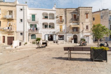 Bari, Puglia, İtalya - 10 Ekim 2023: Bari 'nin tarihi merkezindeki eski konut binaları.