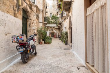 Bari, Puglia, İtalya - 10 Ekim 2023: Bari 'nin tarihi merkezinde dar bir kaldırım taşı caddesi.