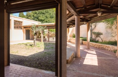 Syracuse, Sicilya, İtalya 'daki San Giovanni yeraltı mezarlarının girişindeki bahçe..