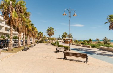 Güneşli bir sonbahar gününde Pozzallo 'nun gezinti alanı Ragusa' nın Özgür Belediye Konsorsiyumu 'nda yer alır ve Doğu Sicilya, İtalya' da popüler bir sahil beldesidir.