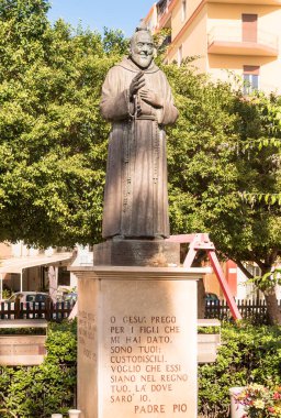 Pozzallo, Sicilya, İtalya - 6 Ekim 2024: Pozzallo 'nun merkezinde Padre Pio Anıtı.