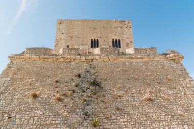 Cabrera kulesi Pozzallo 'daki Pietrenere plajından görüldü, Doğu Sicilya, İtalya