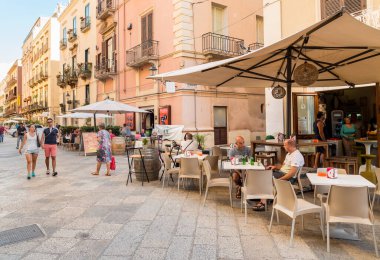Trapani, Sicilya, İtalya - 20 Eylül 2016: Trapani 'nin tarihi merkezinde açık hava barları olan bir sokak.