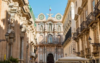 Trapani, Sicilya, İtalya - 21 Eylül 2016: Cavarretta Sarayı olarak da bilinen Senatoryal Saray, Trapani 'nin merkezinde tarihi bir binadır..