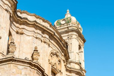 Trapani, Sicilya, İtalya 'nın tarihi merkezindeki Katedral di San Lorenzo manzarası.