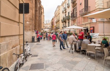 Trapani, Sicilya, İtalya - 20 Eylül 2016: Trapani 'nin tarihi merkezini gezen turistler.
