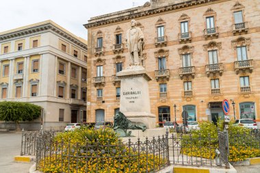 Trapani, Sicilya, İtalya - 25 Eylül 2016: Trapani 'deki Giuseppe Garibaldi mermer anıtı 1890 yılında Leonardo Croce tarafından inşa edilmiştir..