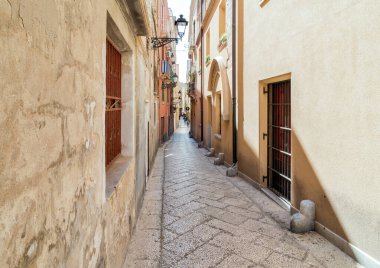 Trapani, Sicilya, İtalya 'nın tarihi merkezinde dar bir kaldırım taşı caddesi.