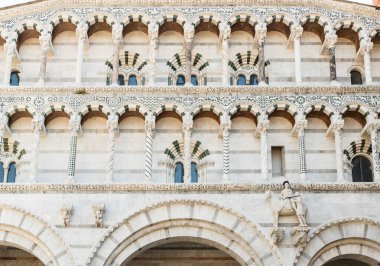 İtalya 'nın eski kenti Lucca, Toskana' daki St. Martin Katedrali 'nin Roma cephesi