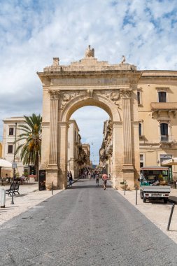 Noto, Sicilya, İtalya - 3 Ekim 2024: The Royal Gate of Noto (Porta Reale) şehrin tarihi merkezinde büyük bir zafer kemeridir..
