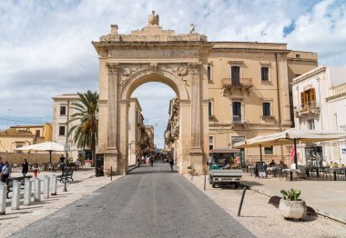 Noto, Sicilya, İtalya - 3 Ekim 2024: The Royal Gate of Noto (Porta Reale) şehrin tarihi merkezinde büyük bir zafer kemeridir..