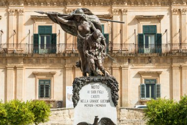 Noto, Sicilya, İtalya - 3 Ekim 2024: Noto 'nun tarihi merkezinde Piazza Landolina' daki Büyük Savaş 'ta Düşen Anıt.