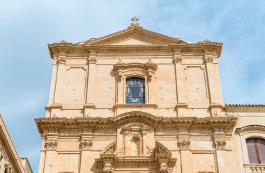 Assisi 'li Aziz Francis Kilisesi' nin tarihi şehir Noto 'da bulunan Sicilya, İtalya' nın başkenti Syracuse 'da bulunan Lekesiz' e manzarası.