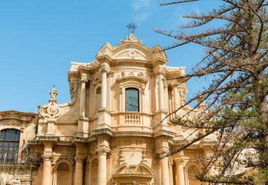 İtalya 'nın Sicilya eyaletinin tarihi Noto şehrindeki San Domenico Kilisesi manzaralı.
